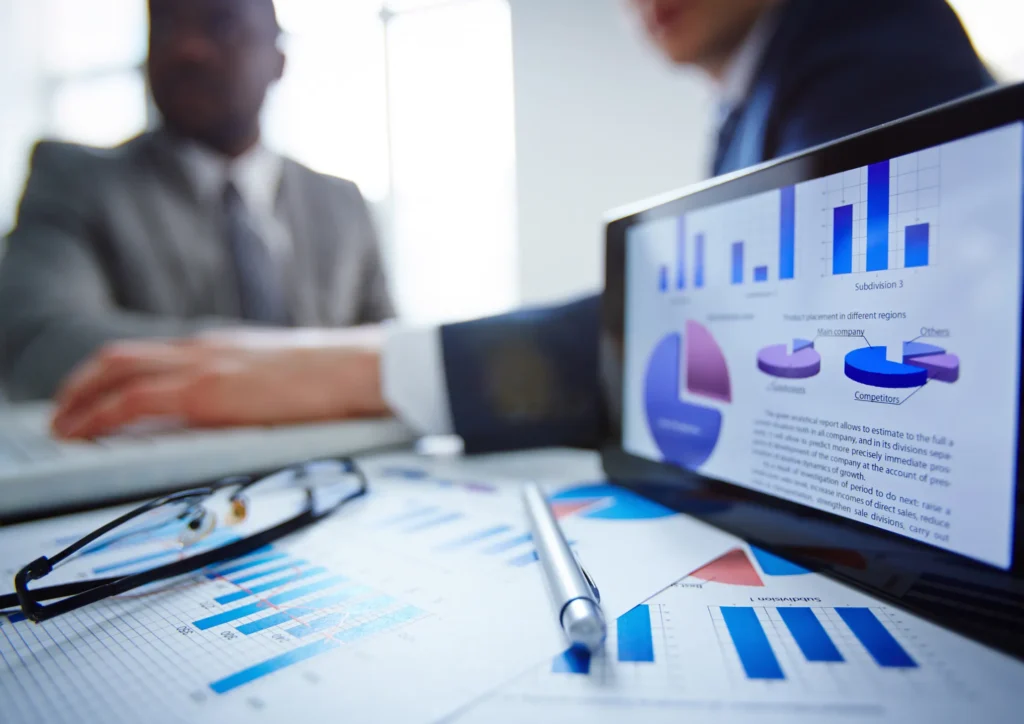 Laptop displaying charts and analytics dashboards with marketing data, symbolizing performance tracking and media buying optimization.